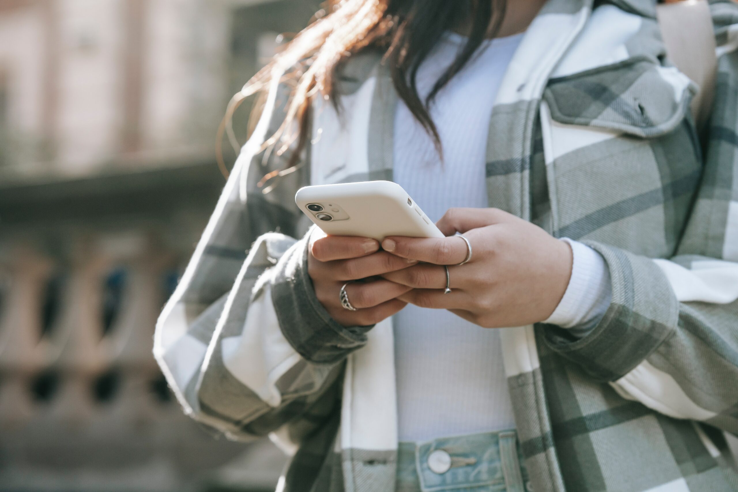 Kids benefit from ‘ditching their devices’ at home, urges parenting expert